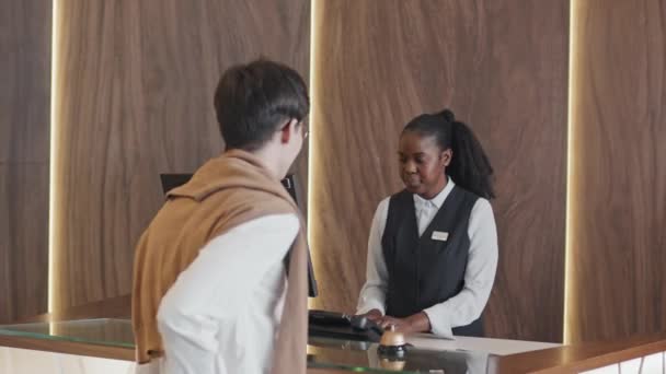 Jovem Mulher Negra Formalwear Trabalhando Recepção Hotel Dando Cartões Chave — Vídeo de Stock