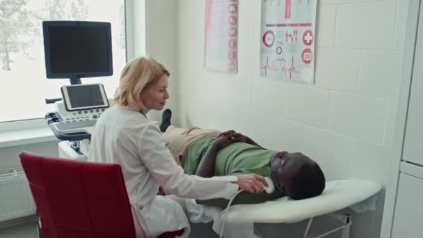 Genç Siyahi Adam Muayene Masasında Yatıyor Modern Hastanede Ultrason Taraması — Stok video