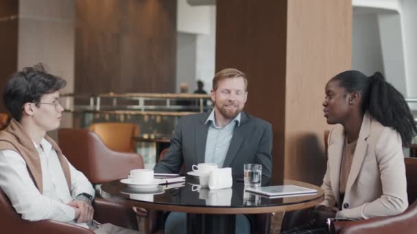 Grupo Três Jovens Empresários Etnicamente Diversos Que Passam Almoço Café — Vídeo de Stock