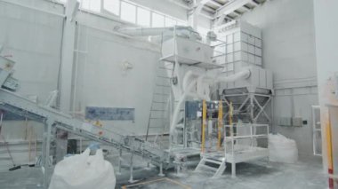 Beyaz mermer fabrikasının iç kısımlarında endüstriyel makineler ve ekipmanlar var, kimse vurulmamış.