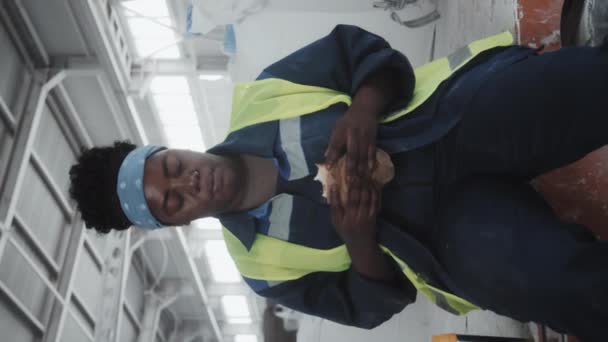 Orta Boy Modern Afro Amerikan Kadının Fabrikada Çalışırken Öğle Yemeğinde — Stok video