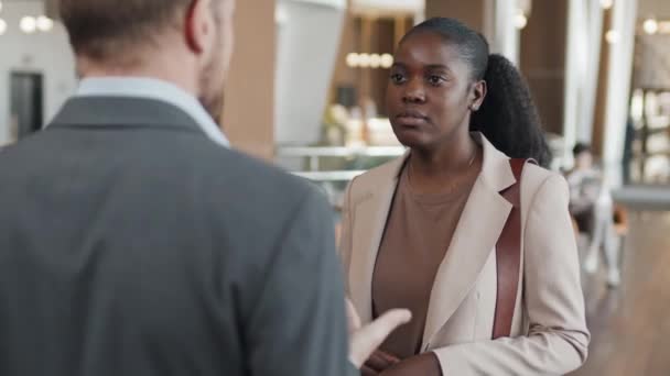 ホテルレストランに立って何かを議論する民族的に多様な男女の選択的な焦点 — ストック動画