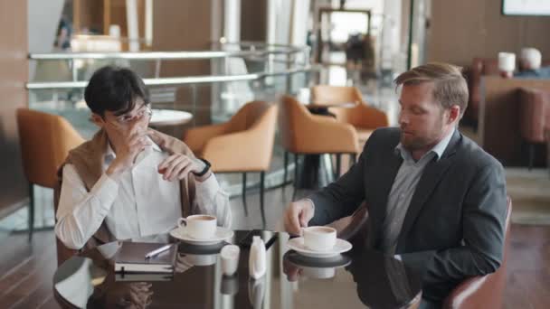 Modernos Adultos Jóvenes Hombres Negocios Asiáticos Caucásicos Sentados Mesa Restaurante — Vídeo de stock