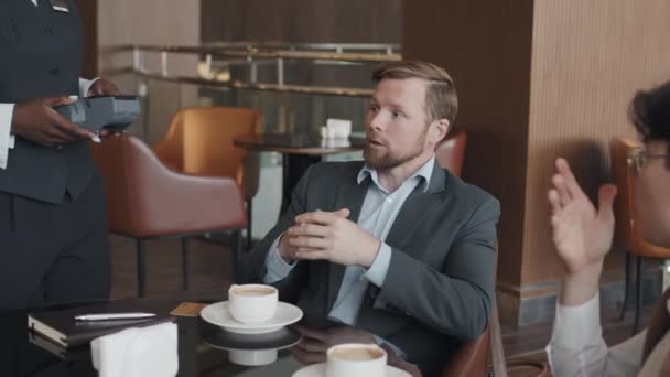 Ung Vuxen Affärsman Betalar För Kaffe Hotellets Restaurang Med Kreditkort — Stockvideo