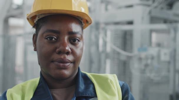 Afrika Kökenli Amerikalı Kadın Teknisyenin Yakın Plan Portresi Fabrikada Çalışıyor — Stok video