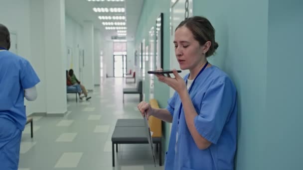 在现代医院担任全科医生的白人妇女的中景照片 站在走廊录音留言 — 图库视频影像