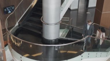 Kafkasyalı adam ve Afrikalı Amerikalı iş arkadaşı üst kattaki otel odalarına iş gezisine çıktılar.