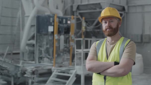 Medelhög Bild Skäggiga Kaukasiska Man Som Arbetar Marmor Fabrik Stående — Stockvideo