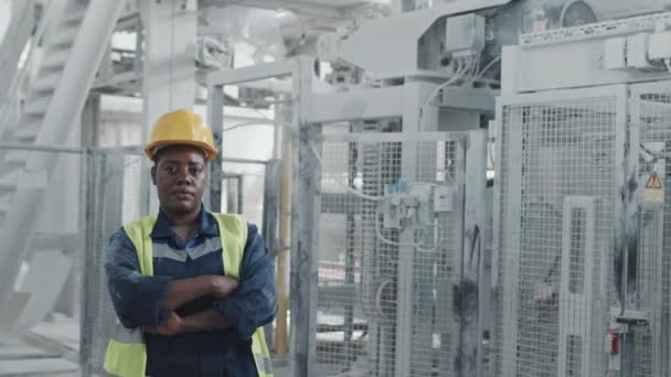 Porträt Einer Schwarzen Frau Arbeitskleidung Mit Schutzhelm Die Mit Verschränkten — Stockvideo