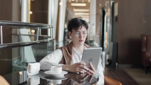 Portret Młodego Dorosłego Azjaty Siedzącego Przy Stole Hotelowym Wizytówką Tablecie — Wideo stockowe