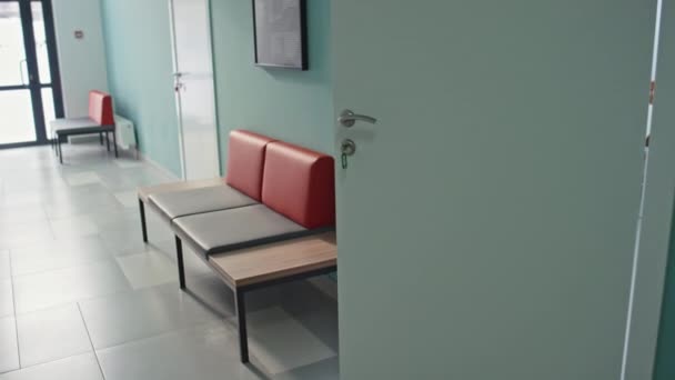 Ofisinden Çıkıp Koridorda Kürsüye Oturan Yorgun Olgun Beyaz Kadın Doktor — Stok video