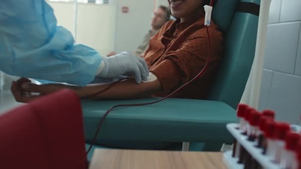 Középső Rész Lövés Fiatal Felnőtt Spanyol Karosszékben Modern Kórházban Adományoz — Stock videók