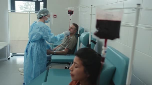 ドナーからの血液図の血液検査プロセスの認識できない医療従事者の選択的な焦点ショット — ストック動画