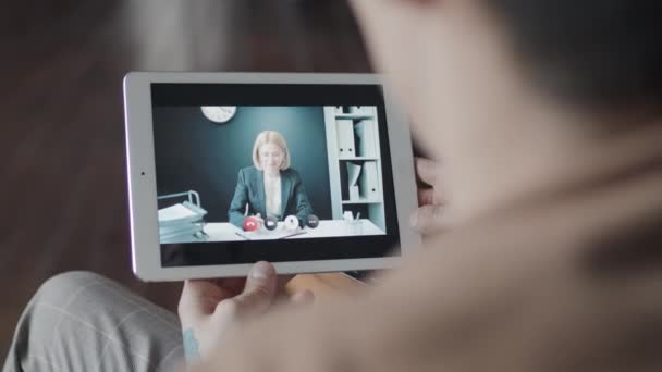 无法辨认的经理坐在咖啡桌旁 与同事或老板通过视频通话 选择性地拍摄焦点 — 图库视频影像