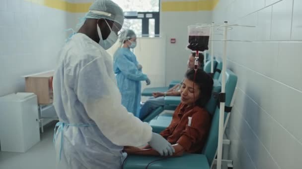 Szelektív Fókusz Felvétel Afro Amerikai Férfi Nővér Leállítása Donorok Vér — Stock videók