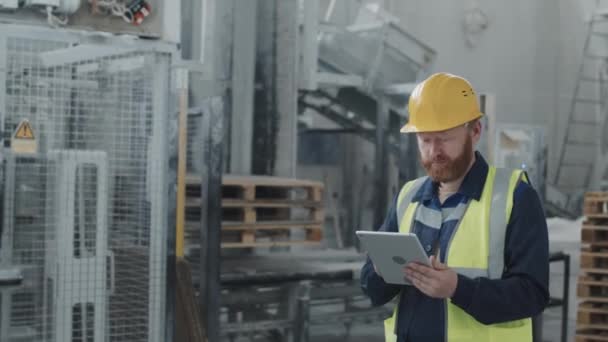 Fabrika Atölyesindeki Endüstriyel Makineleri Kontrol Etmek Için Dijital Tablet Kullanan — Stok video
