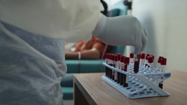 Felismerhetetlen Egészségügyi Dolgozó Szelektív Fókusza Amint Vénás Vérrel Gyűjti Kémcsöveket — Stock videók
