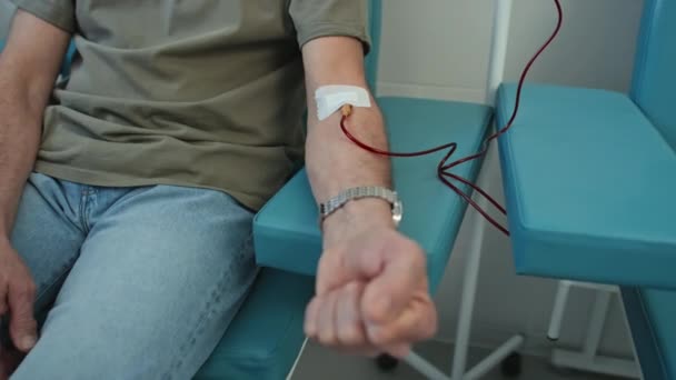 Hoge Hoek Schot Van Onherkenbare Mannelijke Donor Klemmen Zijn Hand — Stockvideo