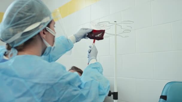Tanımlanamayan Hemşire Olgun Erkek Donörle Çalışıyor Kan Alma Işlemini Kontrol — Stok video
