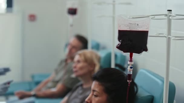 西班牙裔献血者静脉血充填塑料袋选择性聚焦拍摄 — 图库视频影像