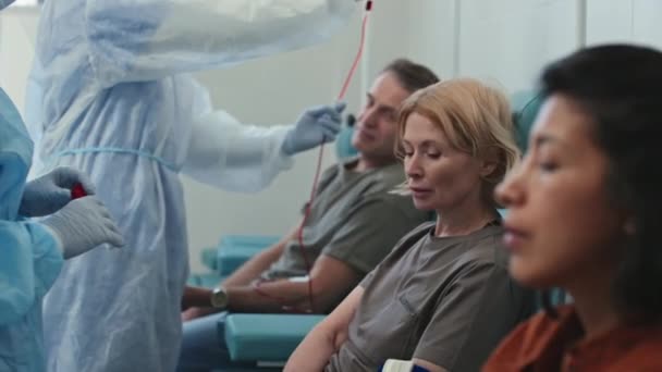 Selektiv Fokus Oigenkännlig Sjuksköterska Skyddskläder Och Masker Förklara Något Att — Stockvideo