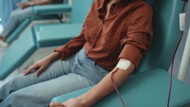 西班牙裔年轻妇女在现代医院献血的选择性聚焦媒体特写 — 图库视频影像