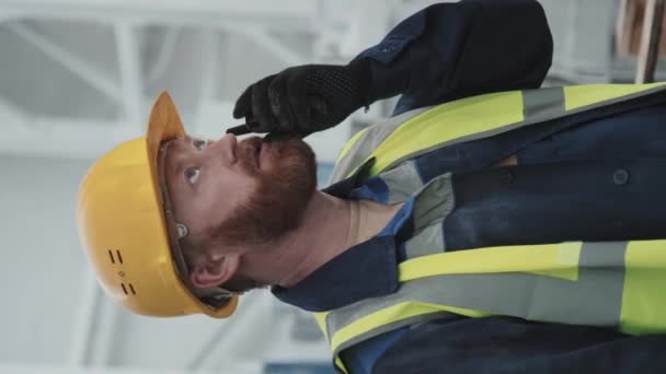 Fabrika Atölyesinde Çalışan Olgun Beyaz Adamın Dikey Bel Portresi Meslektaşıyla — Stok video