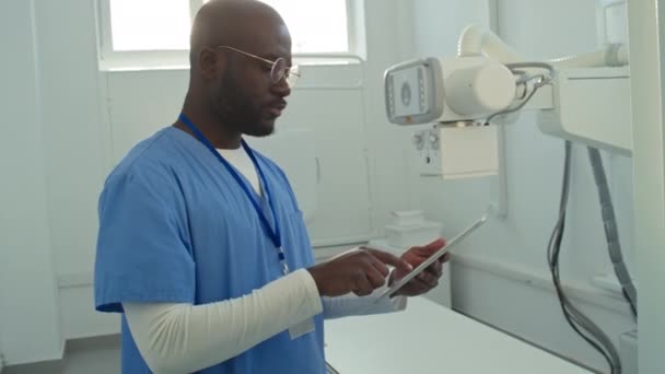 Közepes Portré Afro Amerikai Radiológus Áll Szobában Felszerelt Röntgen Szkenner — Stock videók
