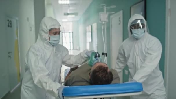 Tracking Shot Van Onherkenbare Paramedische Hulpverleners Die Mannelijke Patiënten Kritieke — Stockvideo