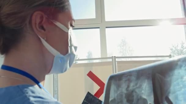 Koruyucu Maske Takan Kadın Pratisyen Doktorun Seçici Odak Noktası Ray — Stok video