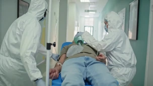 Prise Vue Ralenti Des Travailleurs Des Services Médicaux Urgence Amenant — Video