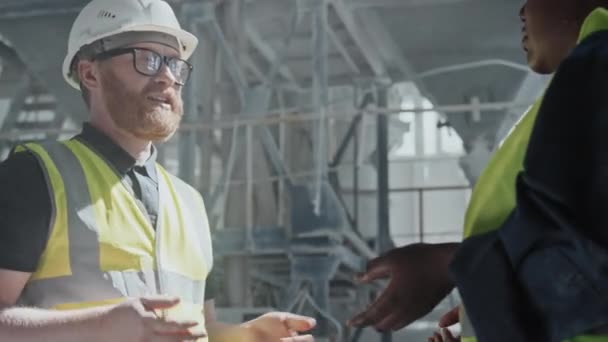 Afrika Kökenli Amerikalı Beyaz Üniformalı Arkadaşları Mermer Fabrikası Atölyesinde Bir — Stok video