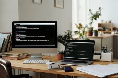 Not defteri, belge ve aygıt arasında ekranlarında şifreli veriler bulunan masaüstü bilgisayarı ve dizüstü bilgisayarı olan bilişim programcısının çalışma yeri