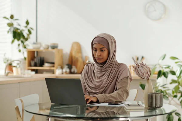 Jovem Mulher Negócios Muçulmana Séria Sentada Mesa Vidro Cozinha Olhando — Fotografia de Stock