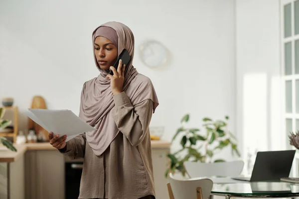 Jonge Vrouwelijke Econoom Hijab Zoek Door Middel Van Zakelijke Contract — Stockfoto