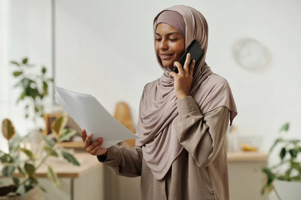Giovane Donna Affari Sorridente Hijab Che Parla Sul Telefono Cellulare — Foto Stock