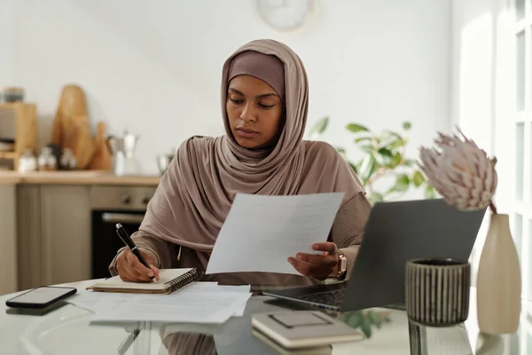 Giovane Revisore Contabile Donna Seria Hijab Prendere Appunti Copybook Mentre — Foto Stock