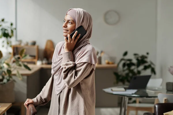 Felice Giovane Donna Musulmana Parlando Con Altri Dipendenti Sul Telefono — Foto Stock