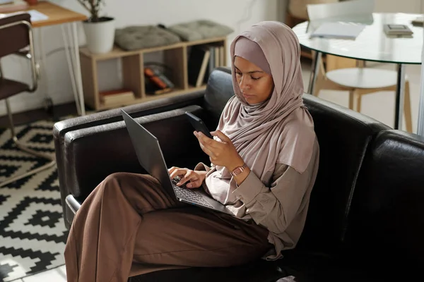Jonge Moslim Vrouwelijke Witte Boord Werknemer Met Laptop Haar Knieën — Stockfoto