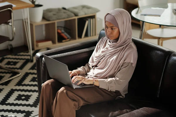 Jonge Serieuze Zakenvrouw Hijab Werken Project Terwijl Zitten Zwart Lederen — Stockfoto