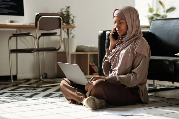Jonge Zakenvrouw Hijab Met Behulp Van Smartphone Laptop Tijdens Het — Stockfoto