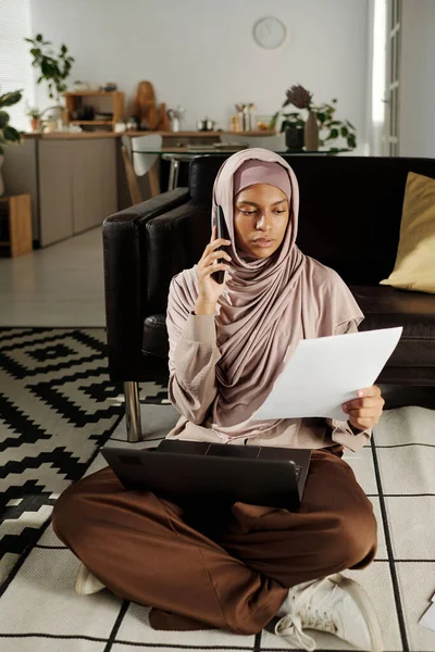 Jonge Afro Amerikaanse Vrouw Hijab Gesprek Met Klant Mobiele Telefoon — Stockfoto