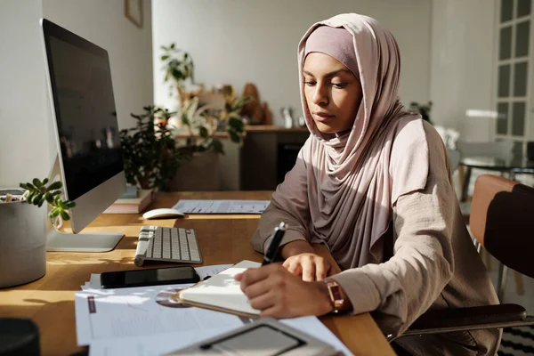 Joven Mujer Negocios Musulmana Seria Tomando Notas Bloc Notas Documento —  Fotos de Stock