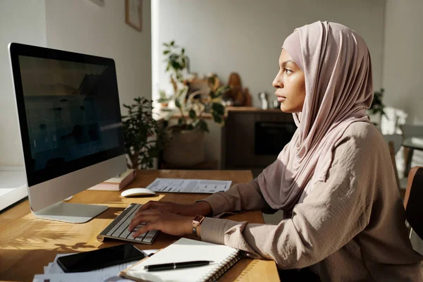 Jonge Ernstige Moslim Vrouw Hijab Typen Computer Toetsenbord Kijken Naar — Stockfoto