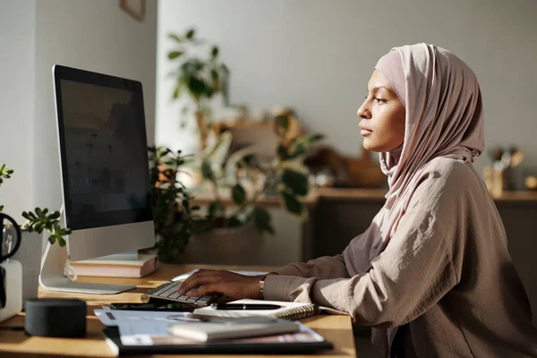 Giovane Designer Hijab Guardando Schermo Del Computer Digitando Sulla Tastiera — Foto Stock