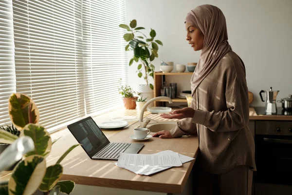 Joven Empresaria Confiada Hijab Mirando Pantalla Del Portátil Durante Charla —  Fotos de Stock
