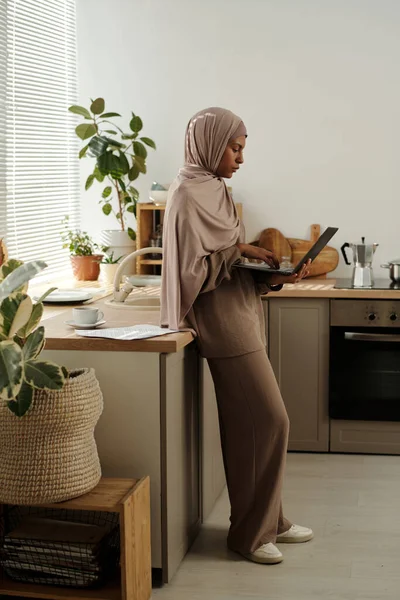 Zijaanzicht Van Jonge Vrouw Hijab Casualwear Met Behulp Van Laptop — Stockfoto