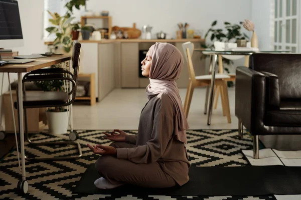 Jovem Mulher Serena Hijab Macacão Sentado Pose Lótus Tapete Frente — Fotografia de Stock