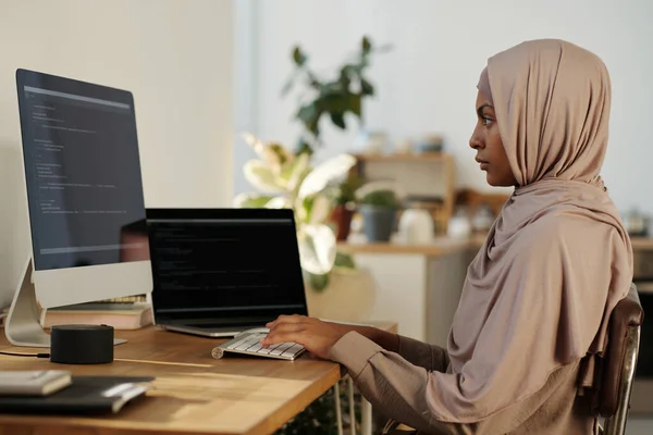 Joven Diseñadora Web Musulmana Programadora Pañuelo Beige Escribiendo Teclado Computadora —  Fotos de Stock