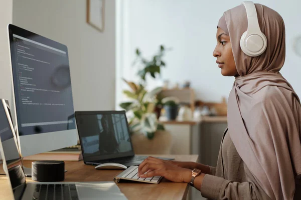 Vista Lateral Joven Programadora Auriculares Hijab Decodificación Datos Línea Mientras —  Fotos de Stock